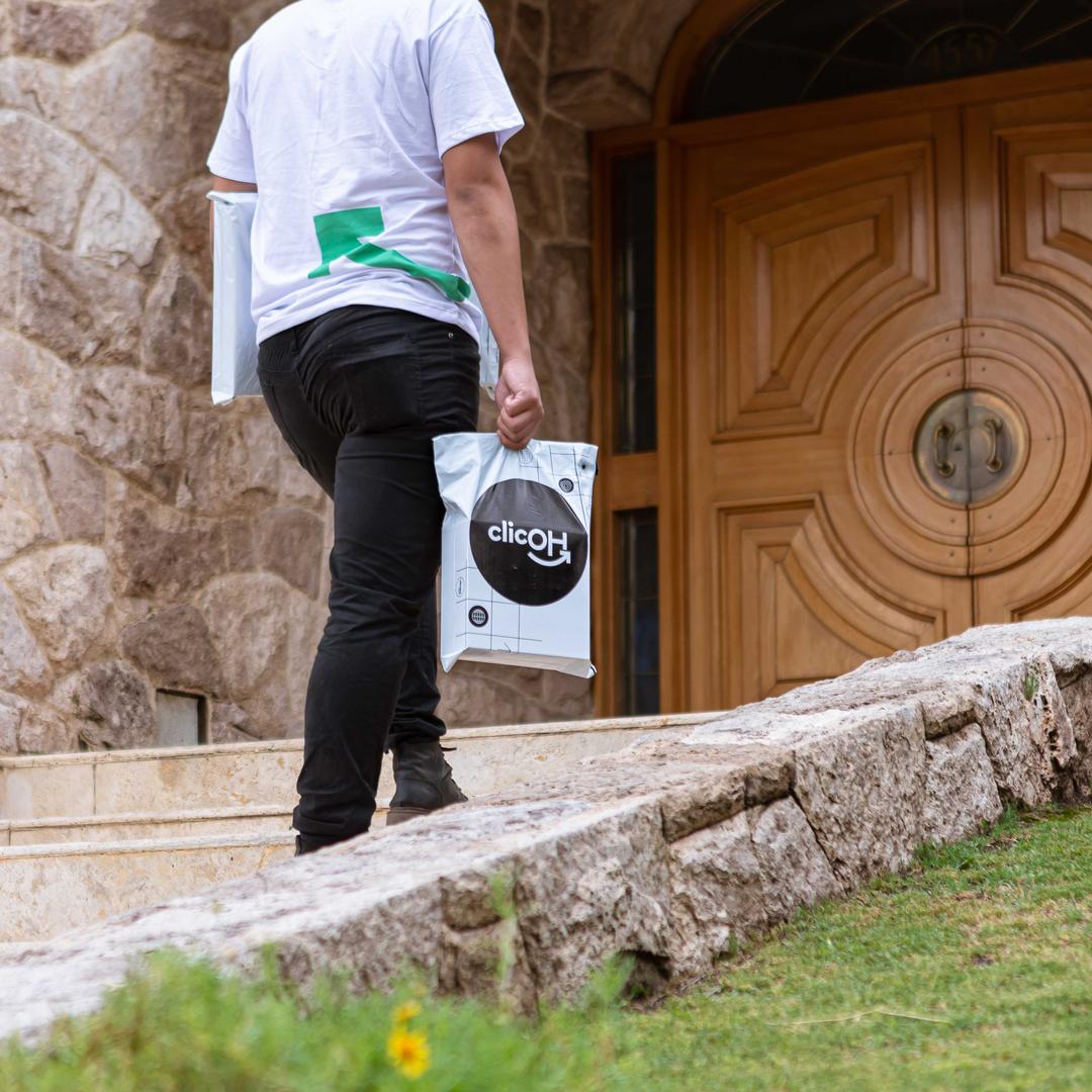 clicOH courier delivering a package