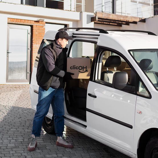 Repartidor clicOH realizando una entrega con camioneta